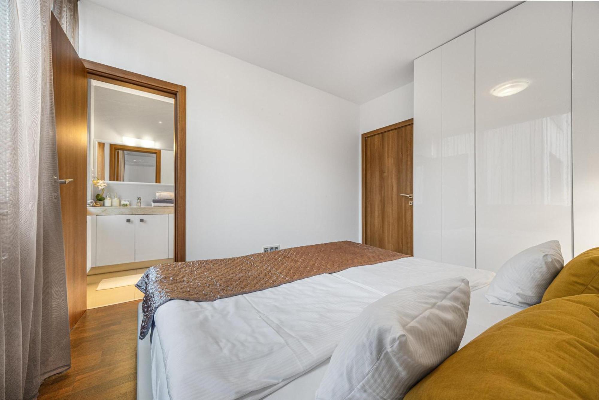 Revon Business Apartment 48 Dunajska Братислава Екстериор снимка